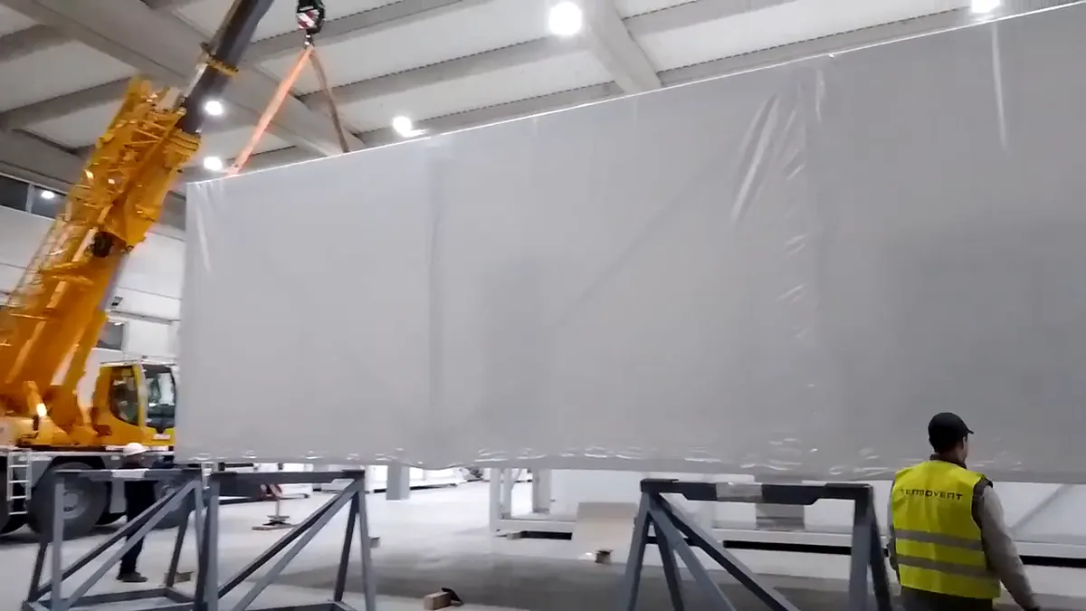 Video: podizanje shrink-wrap tereta kranom