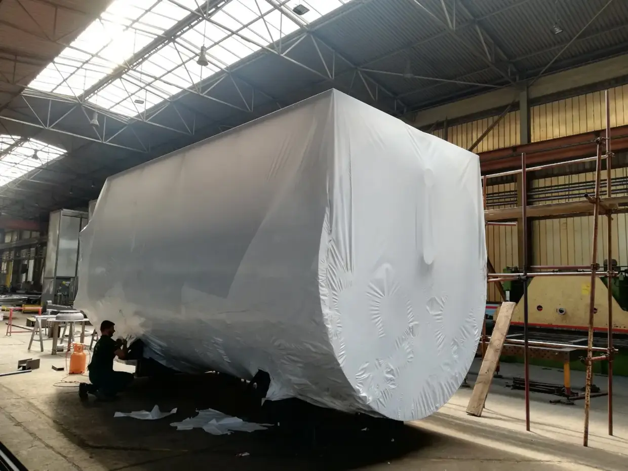 Veliki cilindrični rezervoar u shrink-wrap foliji