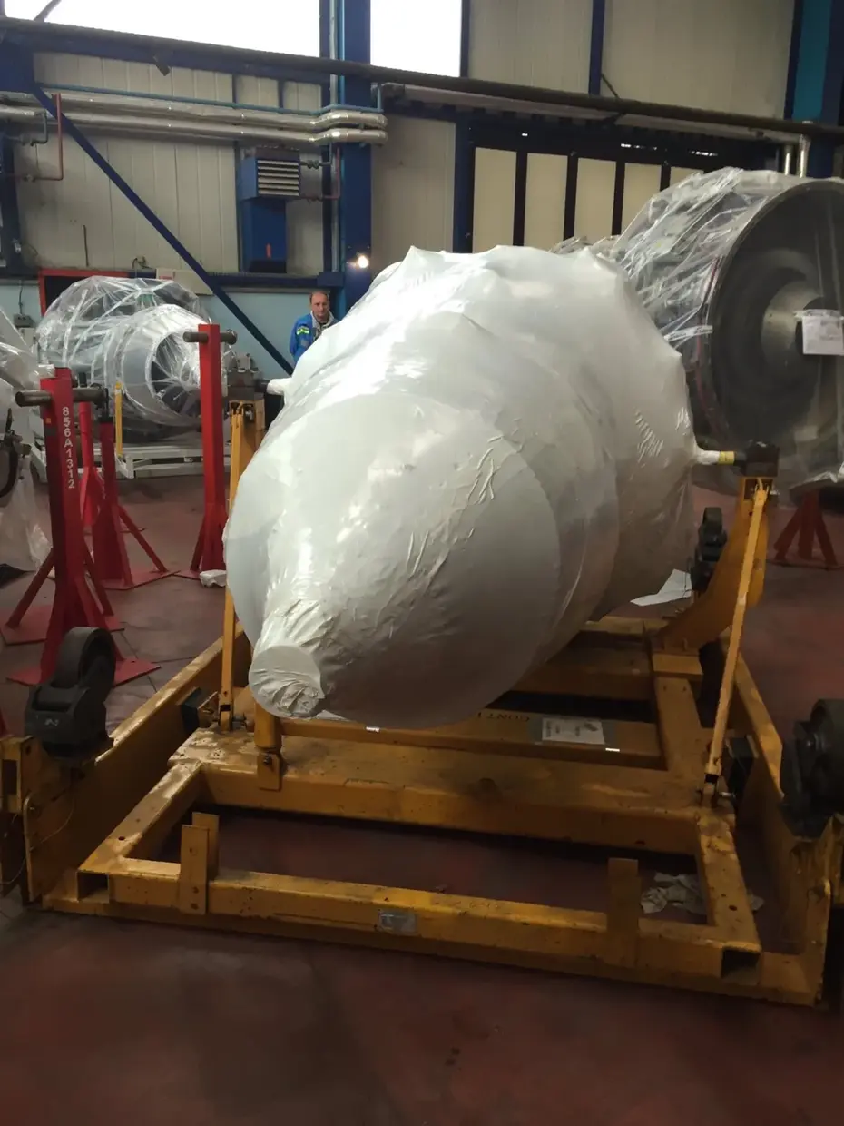 Mašina na drvenom postolju u shrink-wrap foliji