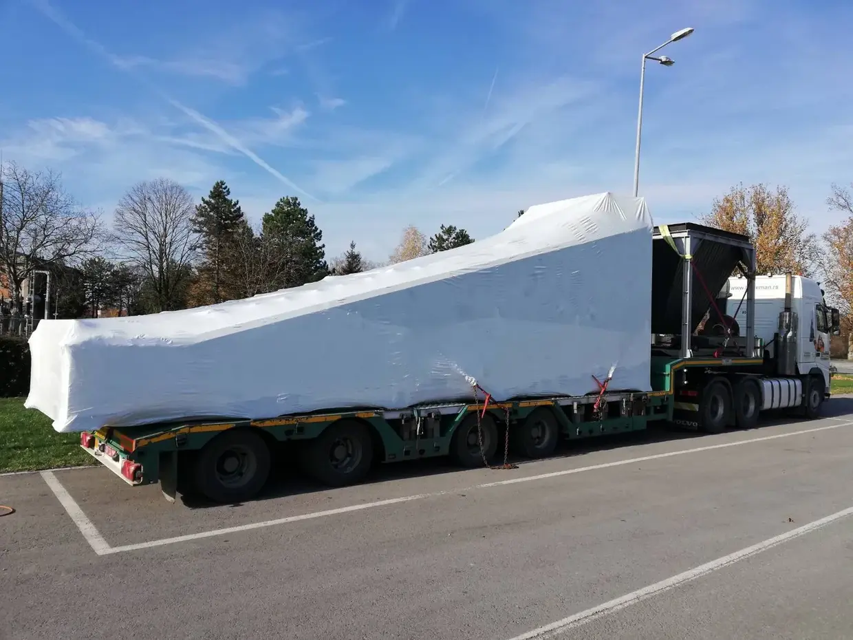 Shrink-wrap zaštićen teret na šleperu