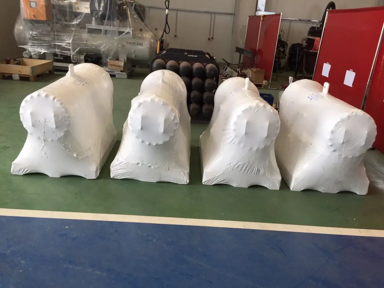 Serija mašina zaštićena shrink-wrap folijom